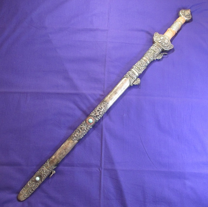 中国剣 装飾的な武器 赤い宝石付き 中国剣 装飾的な武器 赤い宝石付き 木 の 玉